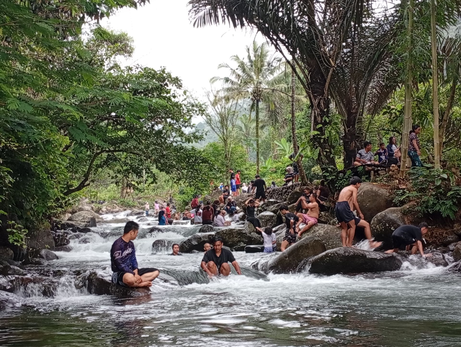 Curug Jami dan Kejernihan Sungai Cibaruyan: Surga Tersembunyi di Ciamis
