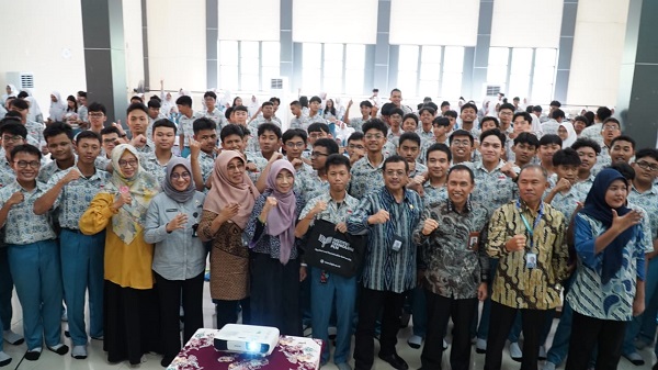 ITPLN dan PLN Dampingi Siswa SMAN 5 Surabaya Bangun Proyek Energi Terbarukan PLTS dan Waste to Energy